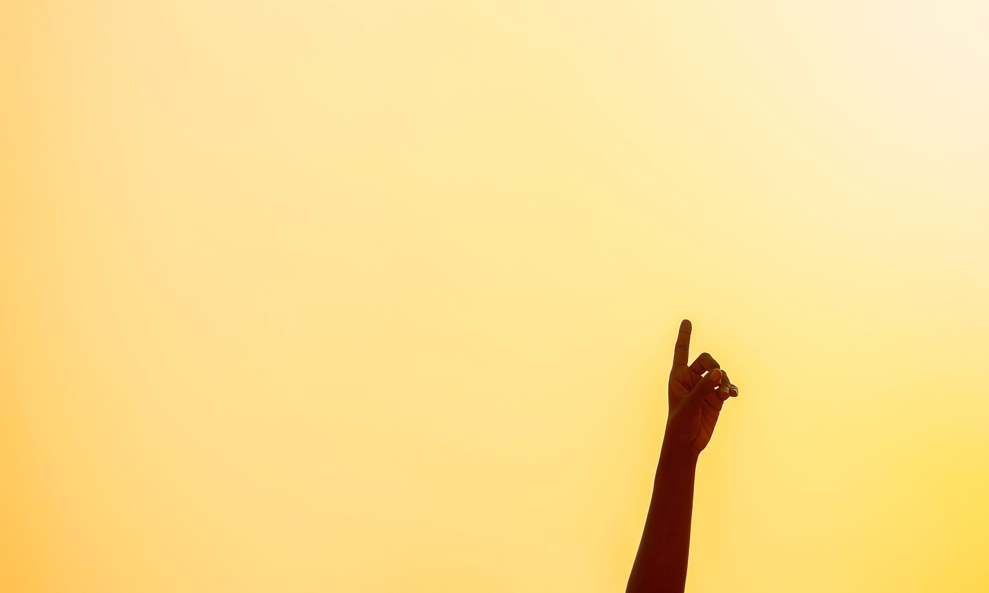 Mujer africada señalando un cielo anaranjado